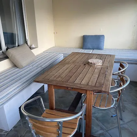 Sur Le Port Face à La Citadelle *