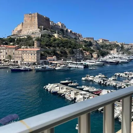 Sur Le Port Face A La Citadelle *
