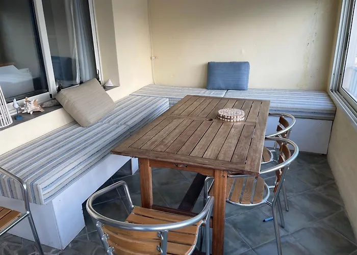 Sur Le Port Face A La Citadelle *